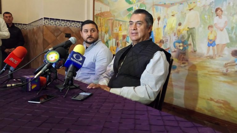 Promete El Bronco quitar impuesto a paisanos que viajen a México