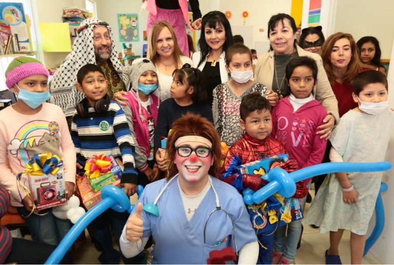 Visitan a infantes en el Hospital del Niño