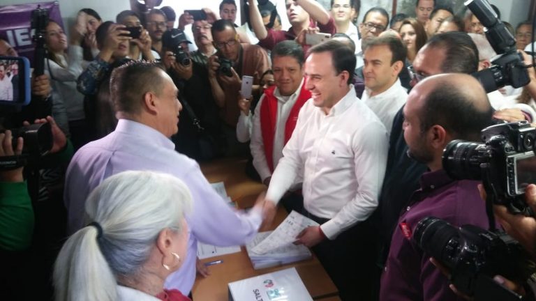 Se registra Manolo ante el IEC para competir por Saltillo