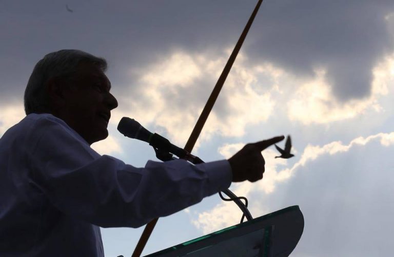 AMLO: acabaré con la corrupción, pero sin mochar manos