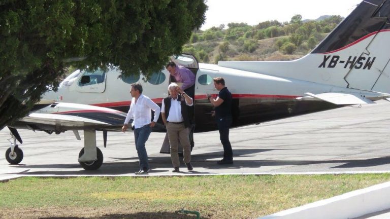 AMLO viaja en avioneta privada “que no tiene ni Donald Trump”