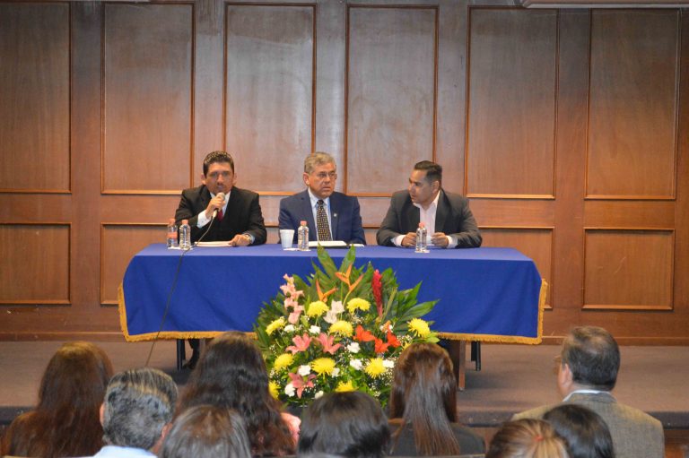 Develan placa en la Facultad de Ciencia, Educación y Humanidades de la UA de C