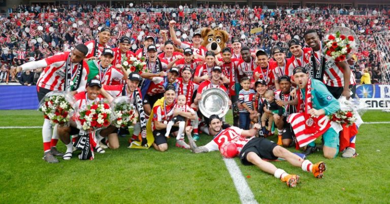 ‘Chucky’ y el PSV se coronan tras golear al Ajax