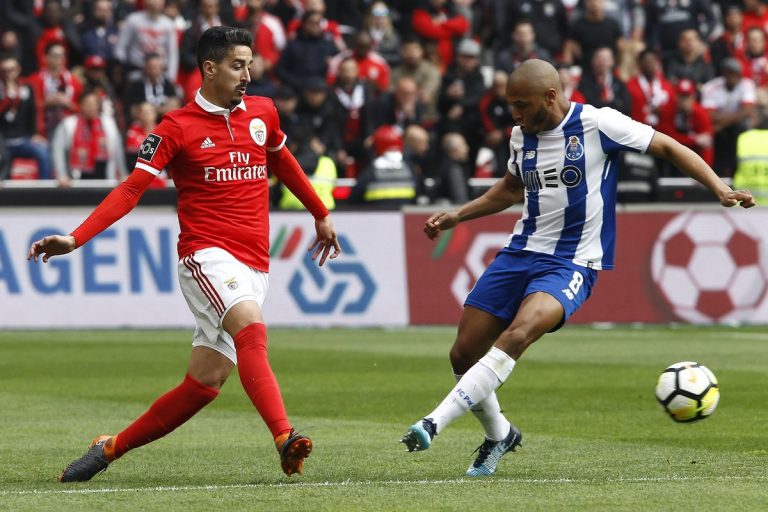 Porto arrebata el liderato a Benfica