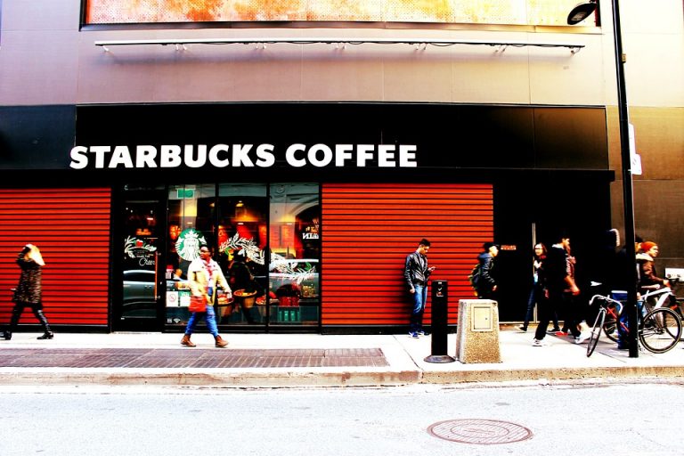 El CEO de Starbucks calma escándalo en Estados Unidos