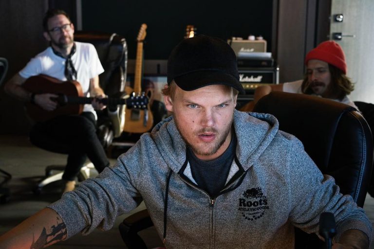 Familia de Avicii sugiere que dj se quitó la vida: “No pudo más, quería encontrar paz”