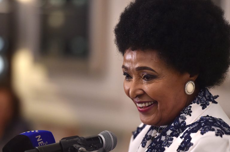 Fallece activista contra apartheid Winnie Mandela