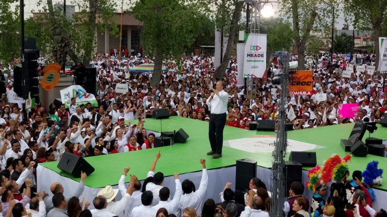 Meade se compromete a ampliar a seis carriles la carretera a Monterrey