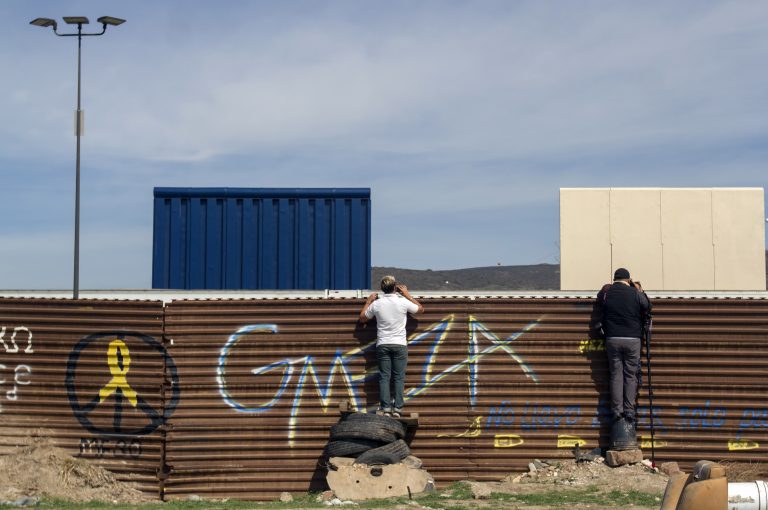 Arrestan a 97 inmigrantes, la mayor redada en una década en EU