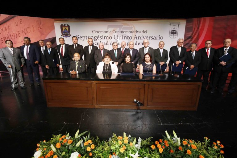 Reconoce Facultad de Jurisprudencia de la UA de C a exdirectores, maestros y alumnos destacados