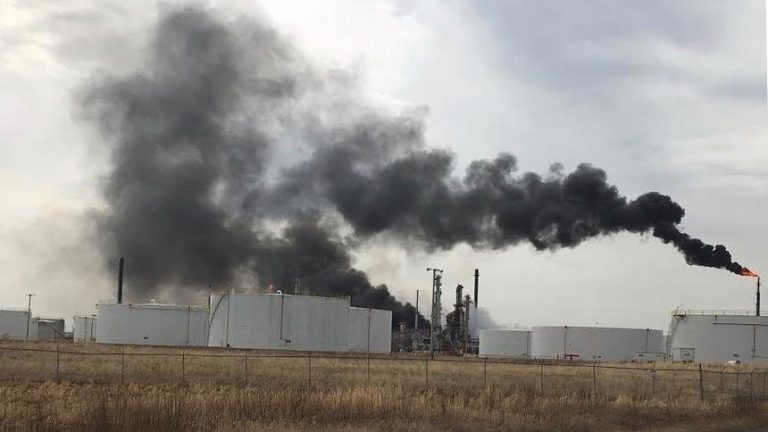  Reportan varias víctimas por explosión en refinería de petróleo en Wisconsin, EEUU 