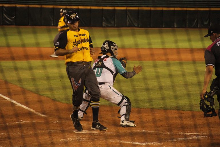 Rieleros gana 8 a 1 a Saraperos en el arranque de la serie en Saltillo