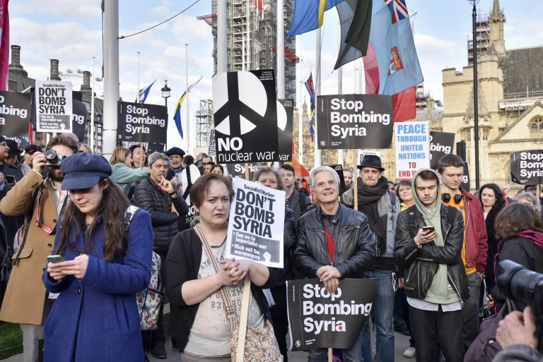 Cientos de londinenses protestan por bombardeos británicos contra Siria 