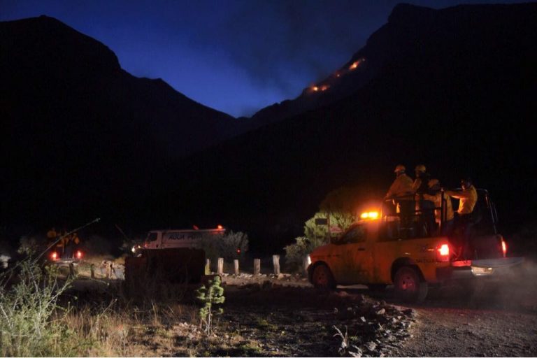 Continúan al amanecer combate de incendio en la Sierra Zapalinamé