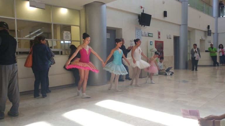 Llevan alumnas de la Escuela de Danza de Coahuila alegría a hospitales de Saltillo