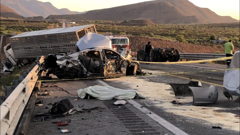 Choca contra tráiler y muere… no llevaba el cinturón y salió proyectado de su auto