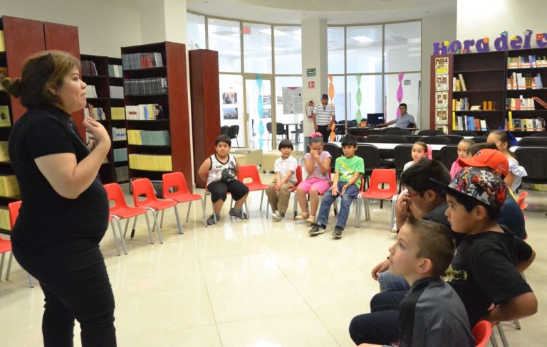 Niños aprenden jugando en taller literario de red de bibliotecas públicas