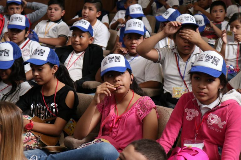 Obligan a menores a usar propaganda del PAN en el Congreso