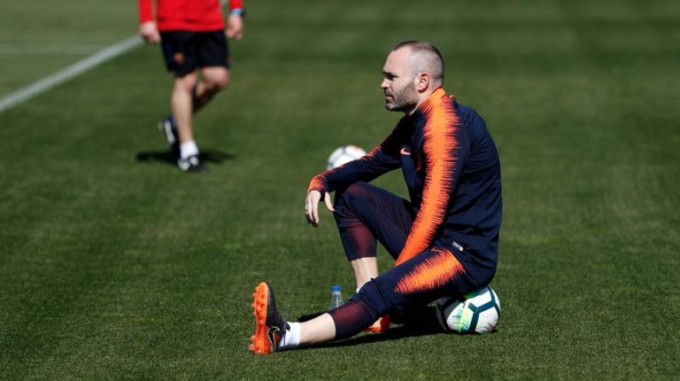 Revista francesa pide perdón a Iniesta por no haberle concedido el Balón de Oro