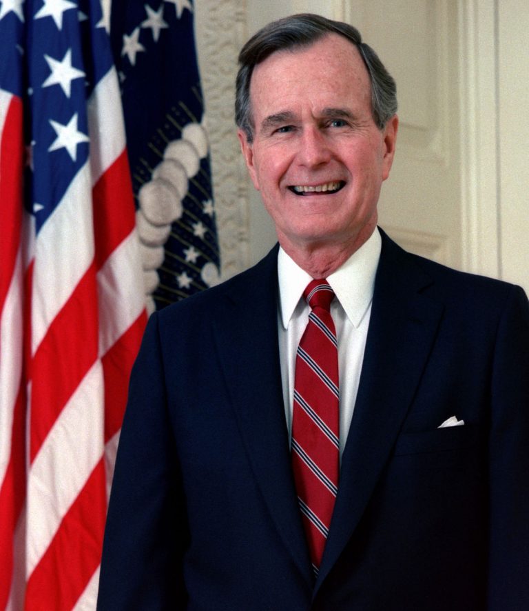 Dan de alta al expresidente de EU George H.W. Bush