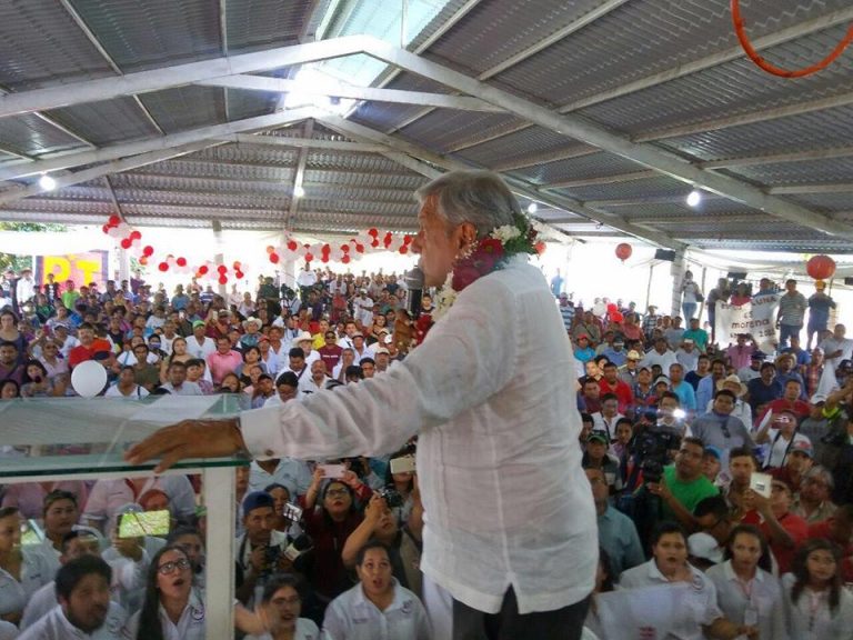 AMLO se compromete a resolver caso de los 43 de Ayotzinapa