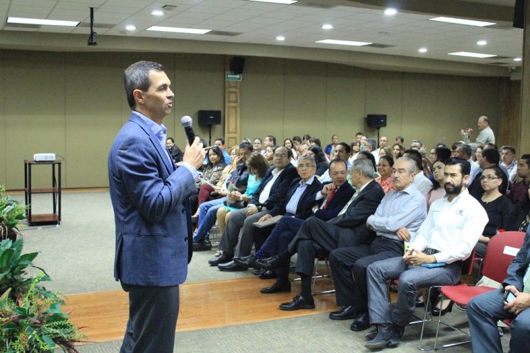 Imparten conferencia para que estudiantes tengan más éxito en la universidad