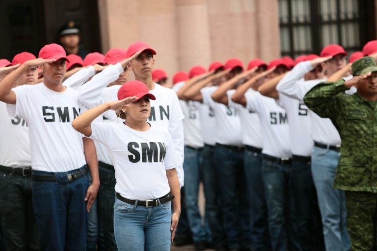 Toman protesta de bandera a personal del Servicio Militar Nacional