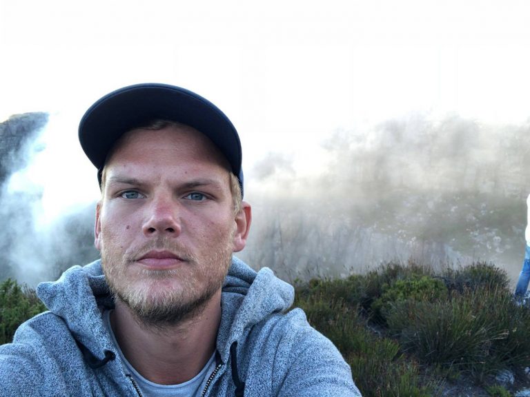 Avicii se suicidó con un cristal roto, según TMZ