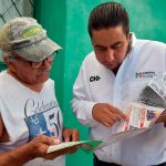 Chema Morales escucha las peticiones de la gente