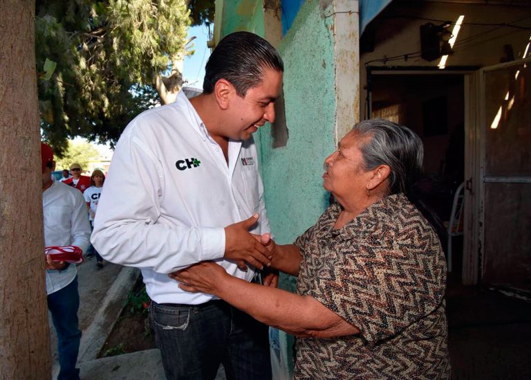 Chema Morales escucha las peticiones de la gente