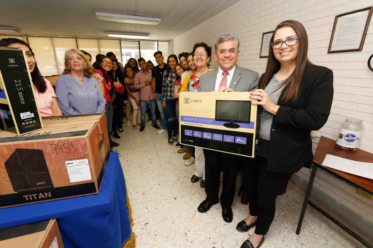 Entrega Rector equipo de cómputo a la Facultad de Psicología de la UA de C