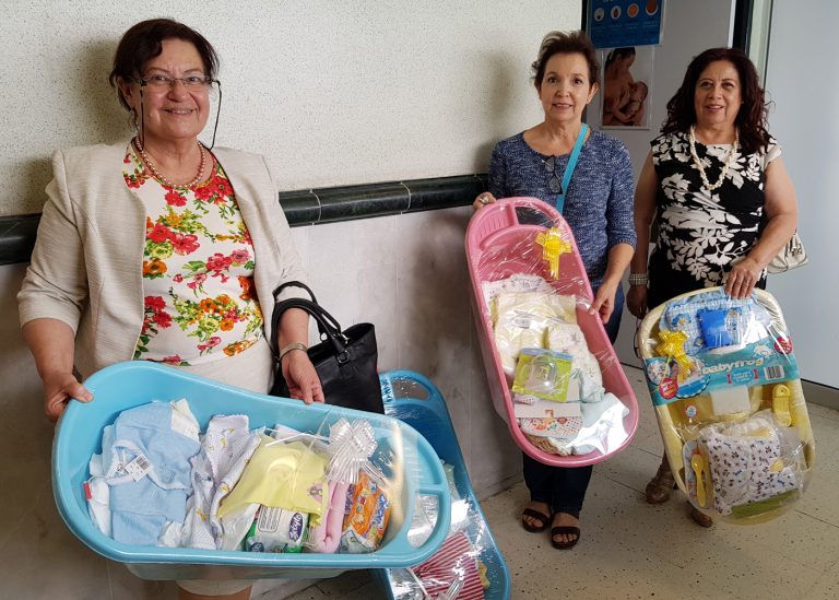 Entregan obsequios a madres de recién nacidos en Hospital Ixtlero