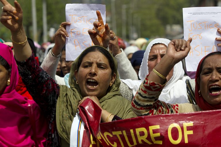 Mueren 15 mujeres por caída de tractor en canal en India