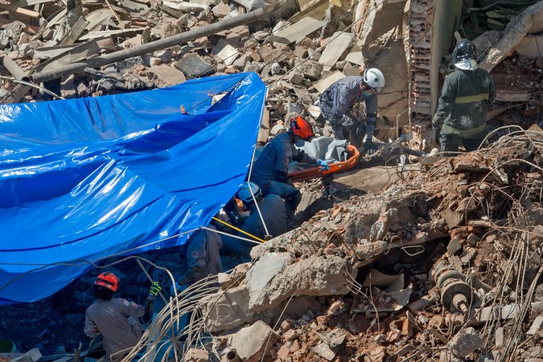 Localizan cuerpo de niño en escombros de edificio colapsado en Sao Paulo