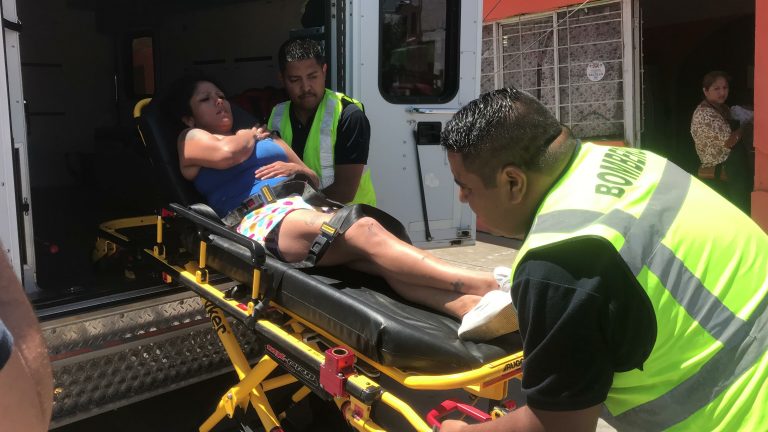 Mujer cae de motocicleta y termina fracturada 