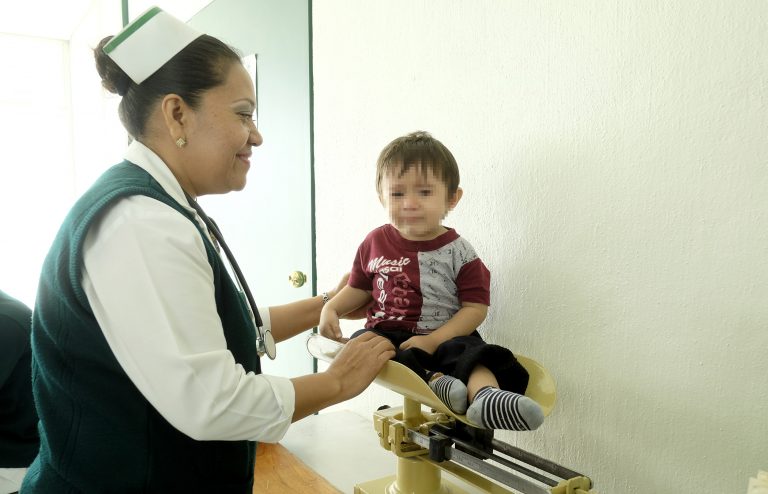 Recomienda IMSS extremar precauciones por golpe de calor en lactantes y menores de 4 años