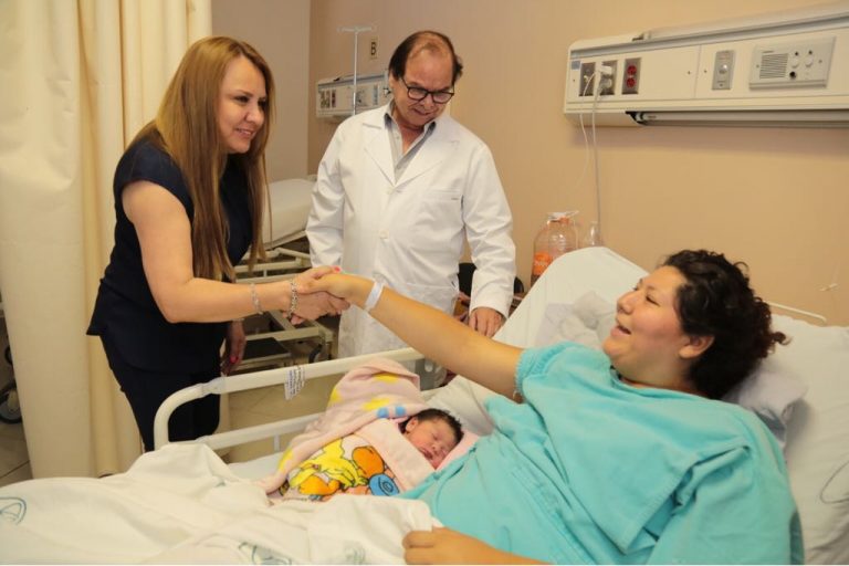 Reciben visita inesperada las nuevas mamás del Hospital General de Torreón