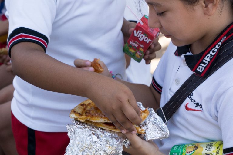 Salud exhorta a padres a frenar comida chatarra para evitar obesidad infantil