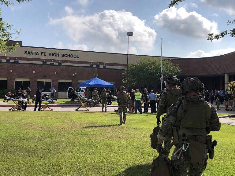 Trump promete tomar medidas tras tiroteo en escuela de Texas 