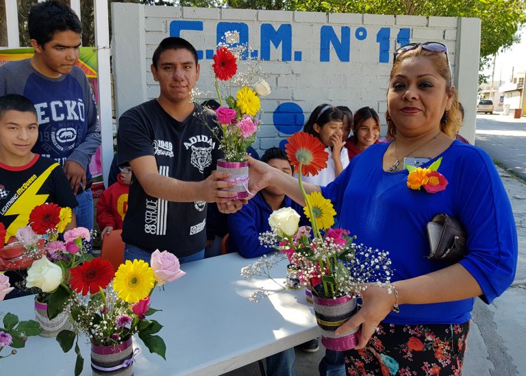 Trabajan niños del CAM en proyectos productivos