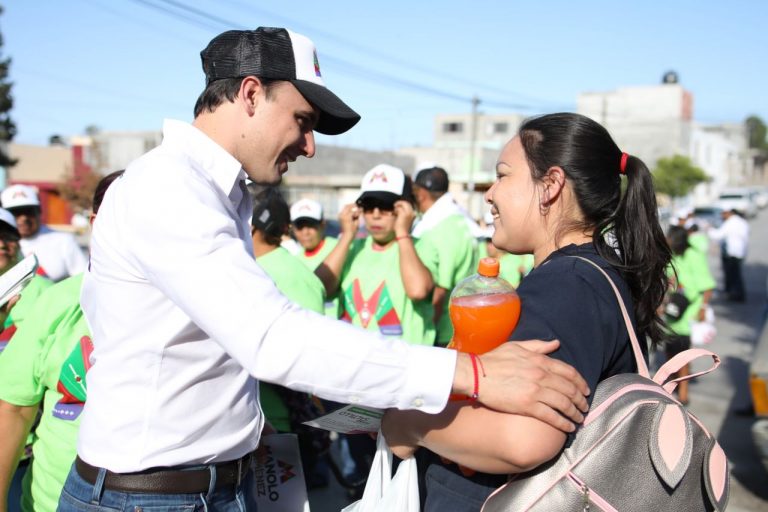 Va Manolo por más becas para estudiantes