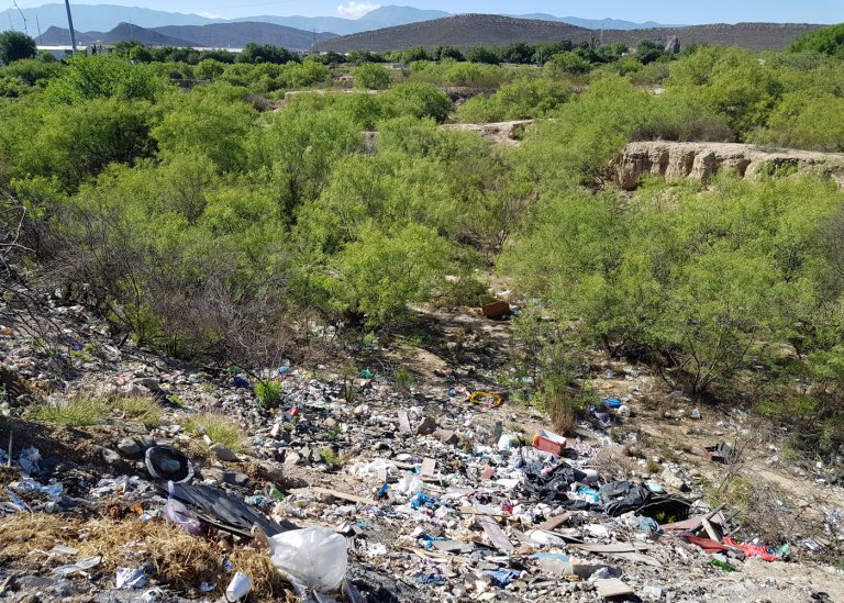 Vecinos convierten arroyo en basurero