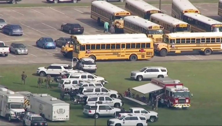 Al menos 8 muertos en un tiroteo en una escuela secundaria de Santa Fe, Texas