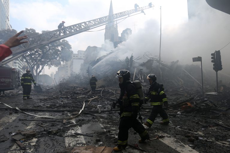 Siguen desaparecidas 44 personas tras desplome de edificio en Sao Paulo, Brasil 