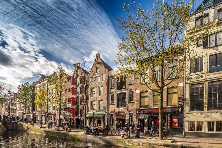 Amsterdam lanza campaña contra turistas molestos 