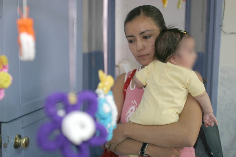 Así es el entorno social y salud mental de madres mexicanas