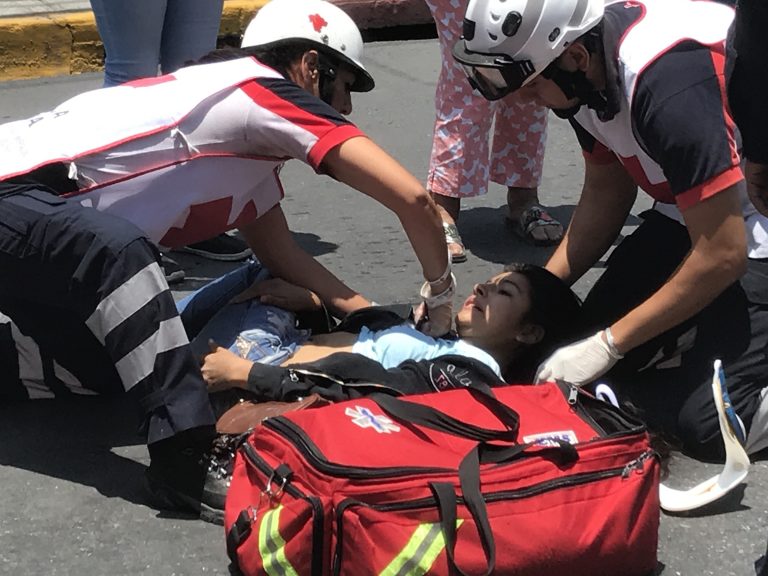 Ruta urbana atropella a adolescente en Zona Centro; se debate entre la vida y la muerte