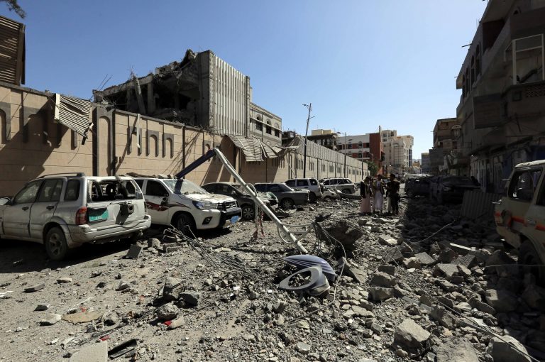 Bombardeos saudíes contra norte de Yemen dejan al menos 43 muertos, principalmente niños