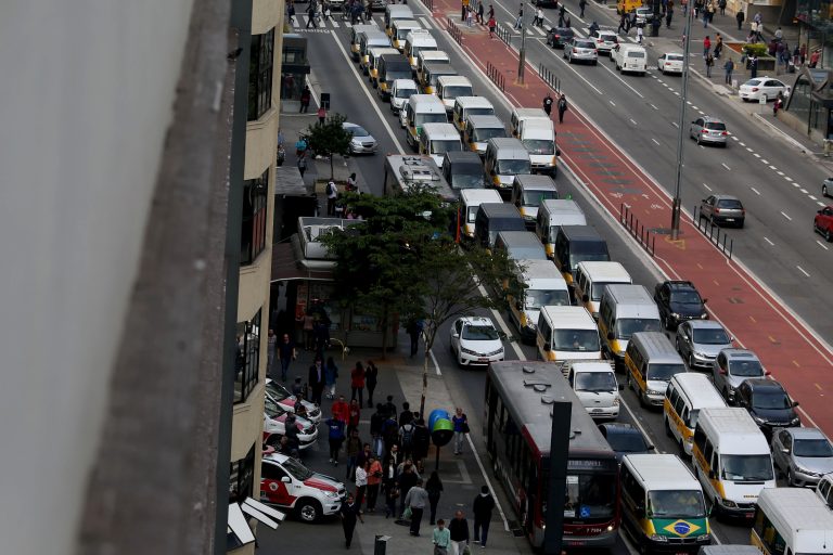 Continúan sin combustible 8 aeropuertos de Brasil por paralización de camioneros