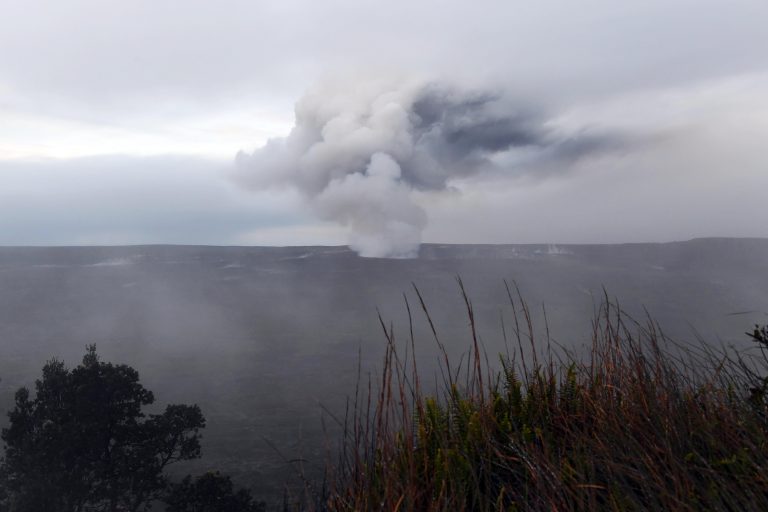 Ocurre erupción en volcán Kilauea de Hawái, recomiendan a residentes resguardarse 